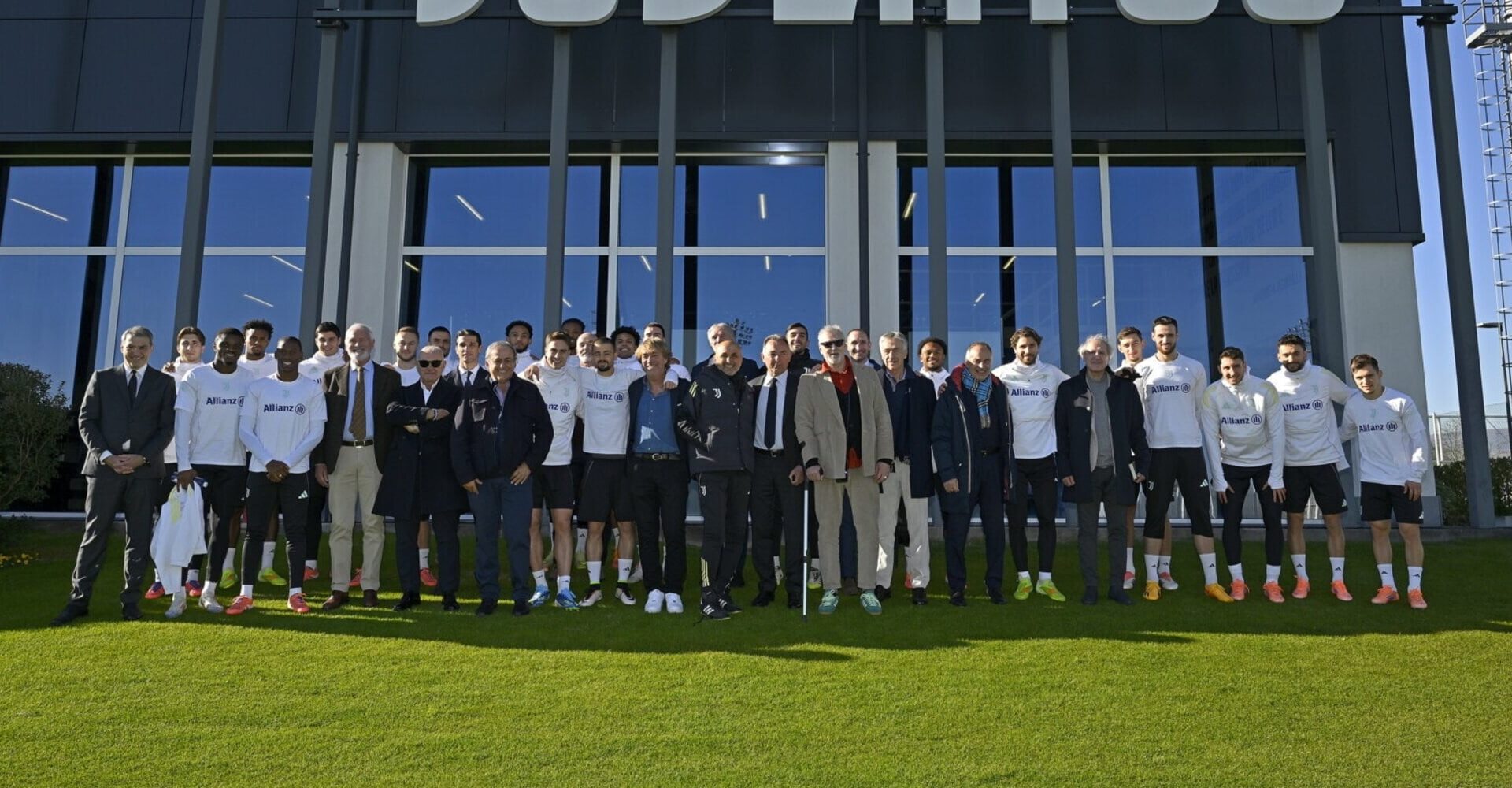 i campioni del mondo Juve 1985 alla Continassa, sorrisi e abbracci con Spalletti e Yildiz