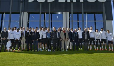 i campioni del mondo Juve 1985 alla Continassa, sorrisi e abbracci con Spalletti e Yildiz