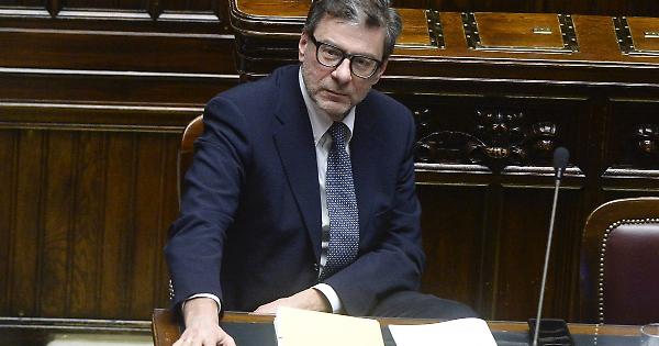 Manovra, dopo lo scontro sulla patrimoniale, Giorgetti alle banche: «Tornino a fare credito tradizionale»