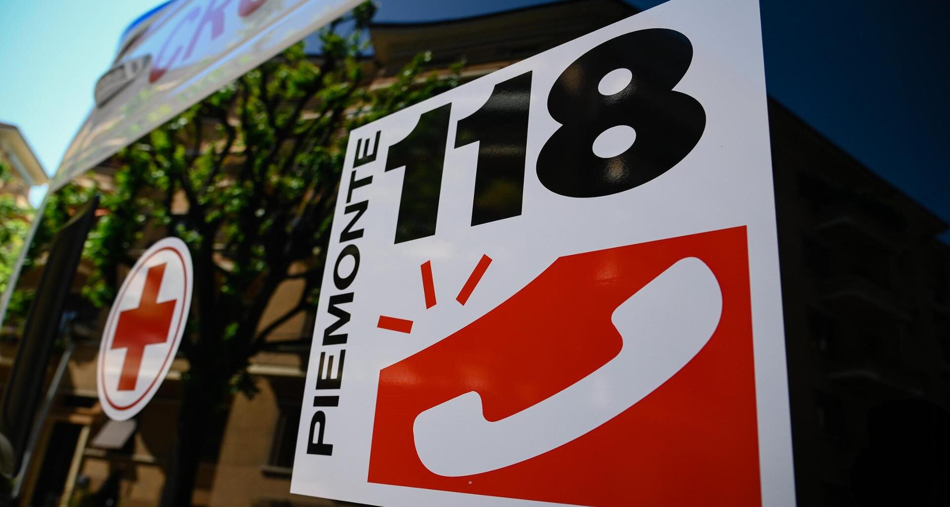 Cade dal balcone mentre monta una rete per i piccioni, morto un uomo di 41 anni