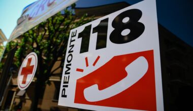 Cade dal balcone mentre monta una rete per i piccioni, morto un uomo di 41 anni