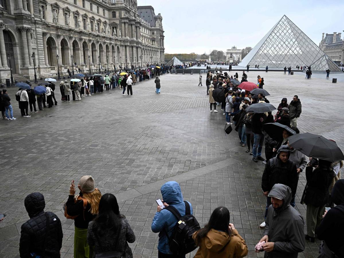 Louvre, salasso sui visitatori non europei: quanto costa il biglietto