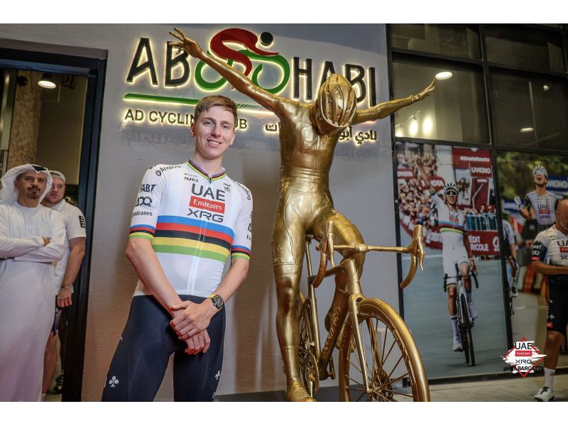 UNA STATUA DORATA PER FESTEGGIARE POGAČAR E LA STAGIONE DA RECORD DELLA UAE EMIRATES