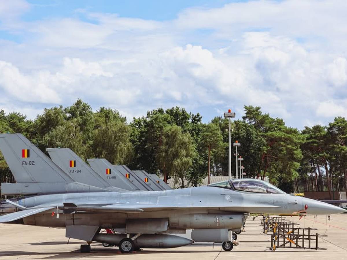 Ombre nei cieli dell'Ue: droni misteriosi sorvolano le basi militari belghe