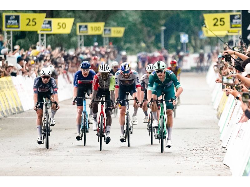 TOUR DE FRANCE EFGH SINGAPORE CRITERIUM, MILAN S’IMPONE DAVANTI A GIRMAY E PHILIPSEN. 6º STELLA