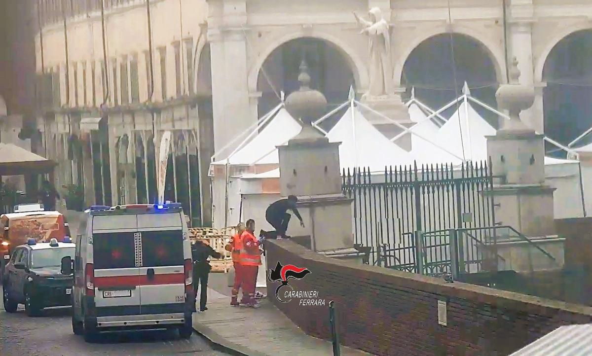 Si butta nuda nel fossato del castello, salvata da un carabiniere