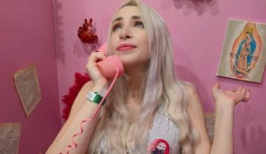 L’ode alle ombre di Romina Falconi: “Restituiamo un po’ di grazia alle nostre oscenità”