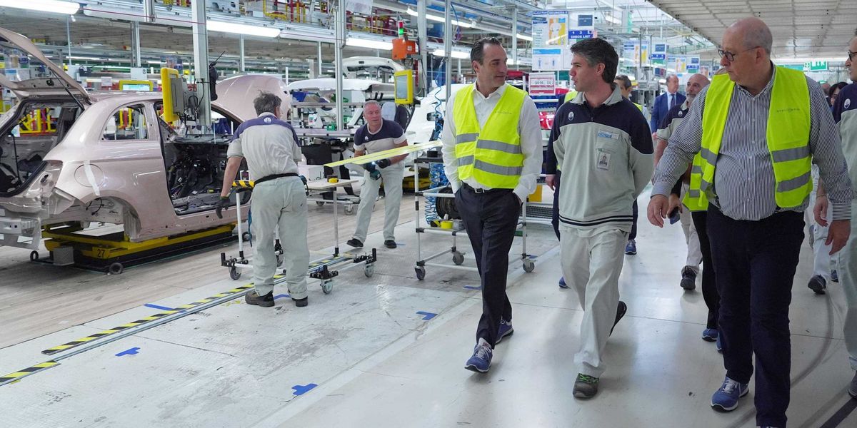 Stellantis ritira 375.000 suv per rischio incendio. «Non ricaricateli»