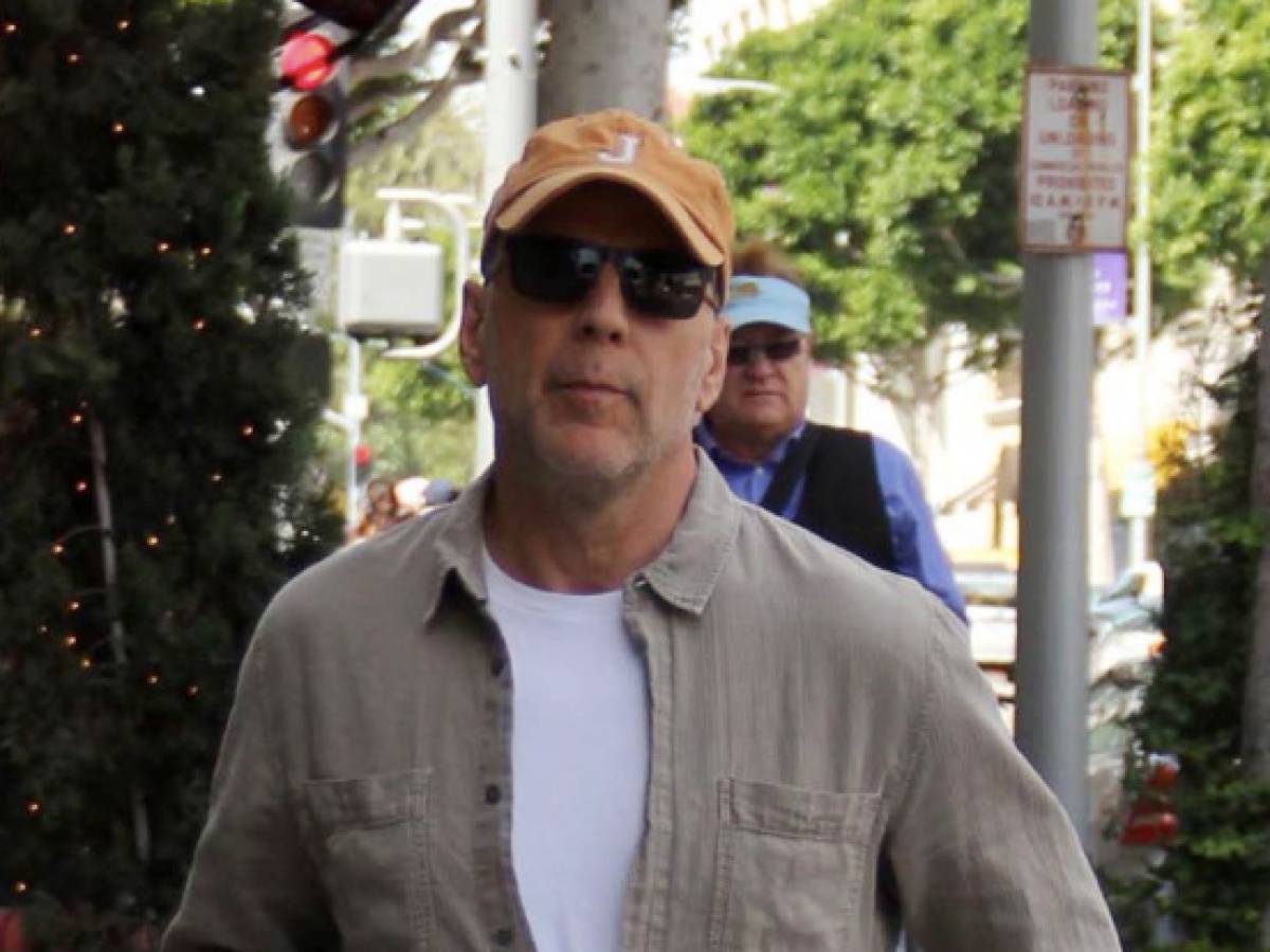 Bruce Willis riappare in pubblico a Los Angeles: ecco come sta