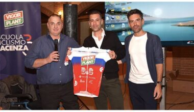 NIBALI FESTEGGIA CON I RAGAZZI DELLA SCUOLA CICLISMO PIACENZA