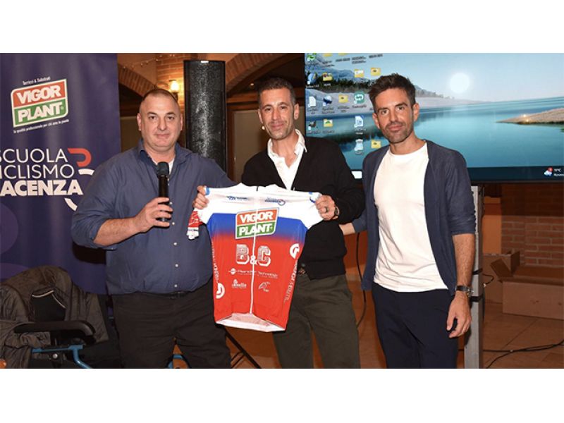 NIBALI FESTEGGIA CON I RAGAZZI DELLA SCUOLA CICLISMO PIACENZA