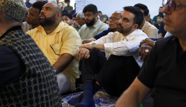 Zohran Mamdani prega e distribuisce pasti nella moschea di Porto Rico