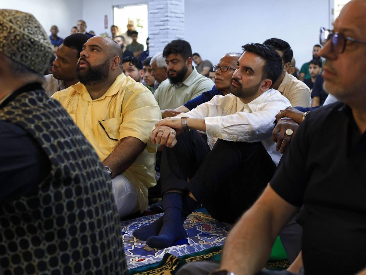 Zohran Mamdani prega e distribuisce pasti nella moschea di Porto Rico