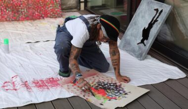 le sue opere in una galleria di Milano, per la prima volta in Italia