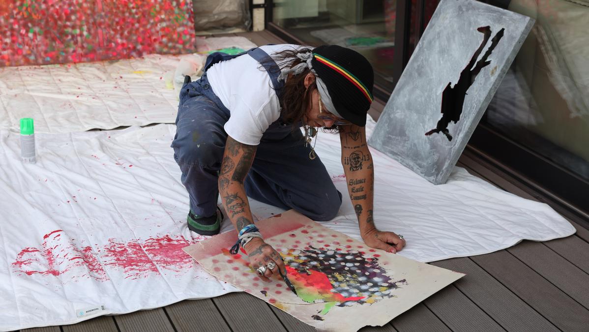 le sue opere in una galleria di Milano, per la prima volta in Italia