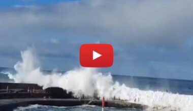 onde enormi colpiscono la costa, ci sono vittime e feriti tra i turisti; il Video