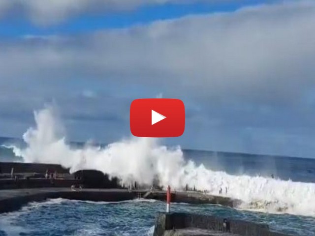 onde enormi colpiscono la costa, ci sono vittime e feriti tra i turisti; il Video