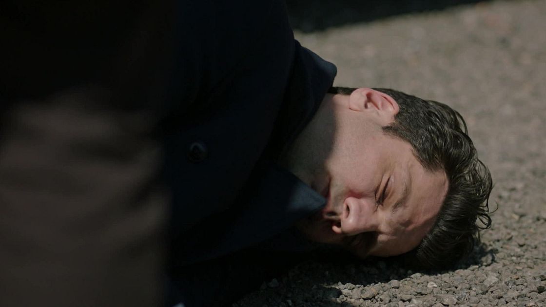 Kaan Urgancıoğlu (Ilgaz) in una scena di Segreti di famiglia 2