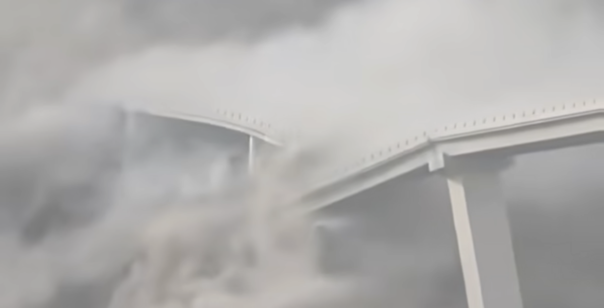 Il ponte appena inaugurato e subito crollato in Cina