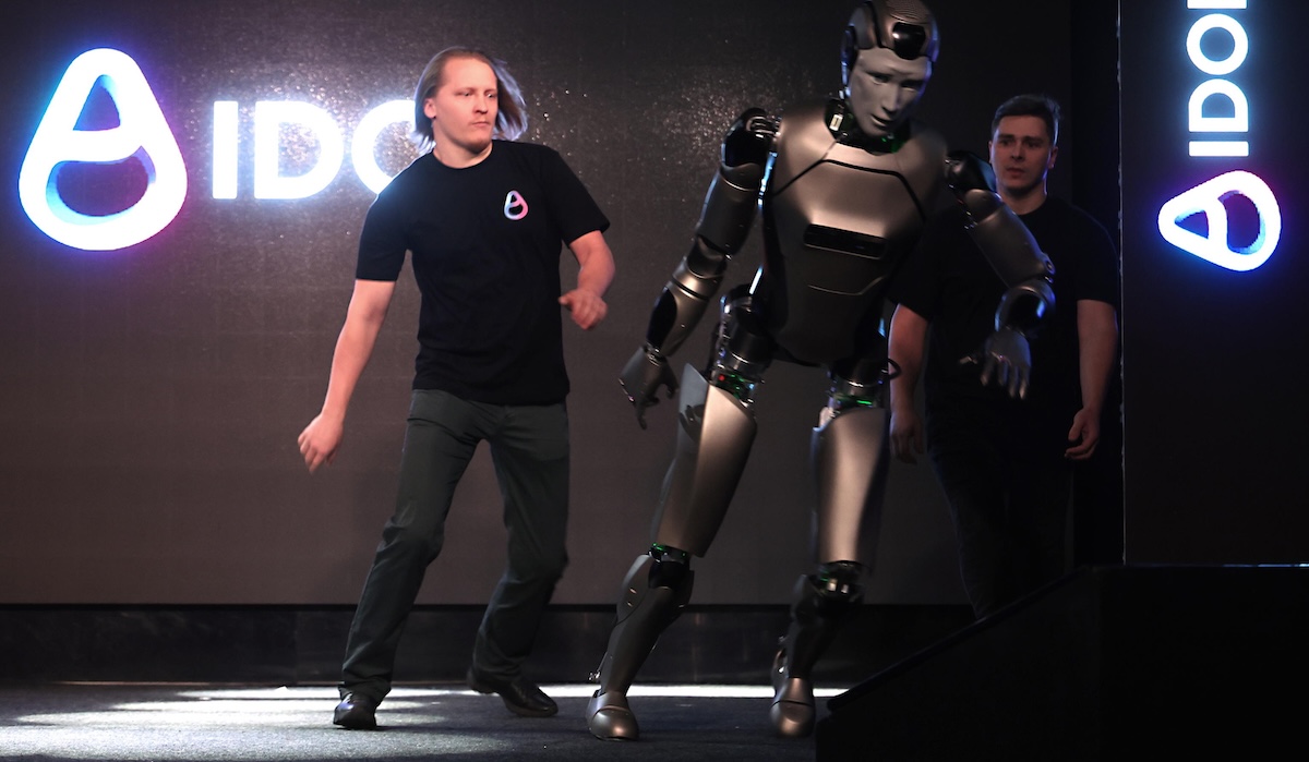 Un robot umanoide russo è caduto rovinosamente a terra dopo pochi passi, durante la presentazione