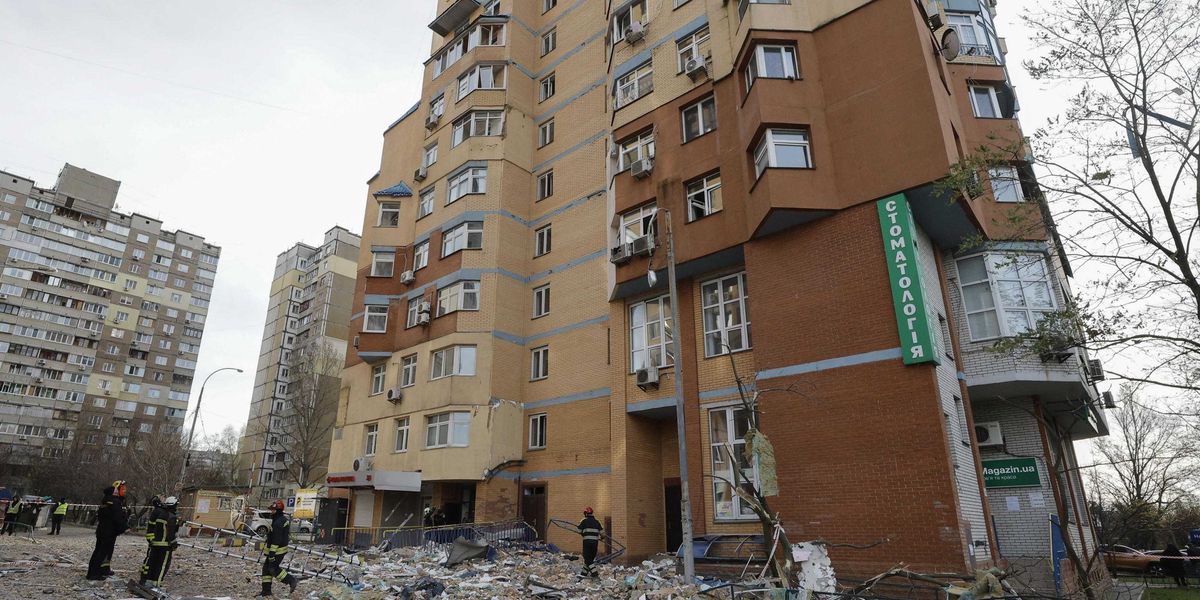 Mosca bombarda e intanto avanza. «Zelensky sa che ormai è finita»