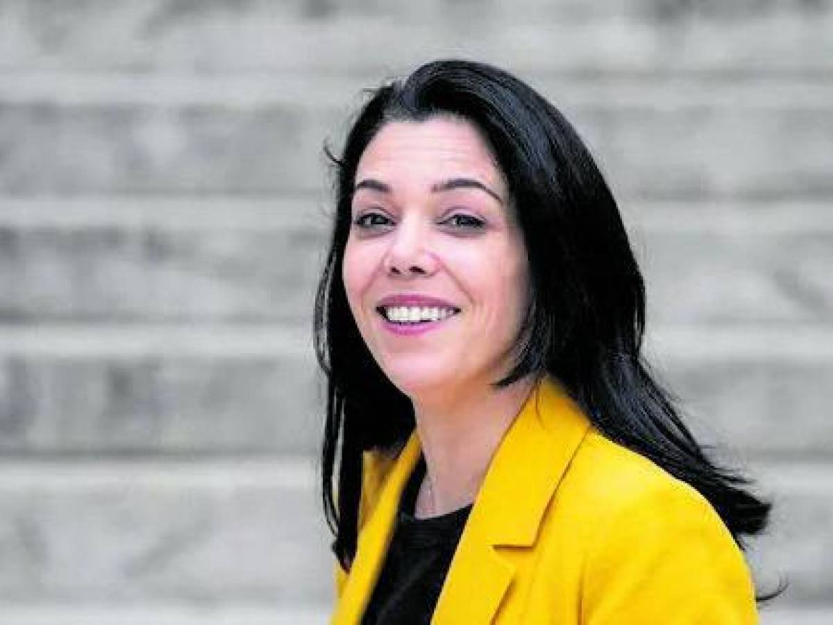 Niente alleanze e programma estremista. La Mamdani in gonna che punta a Parigi