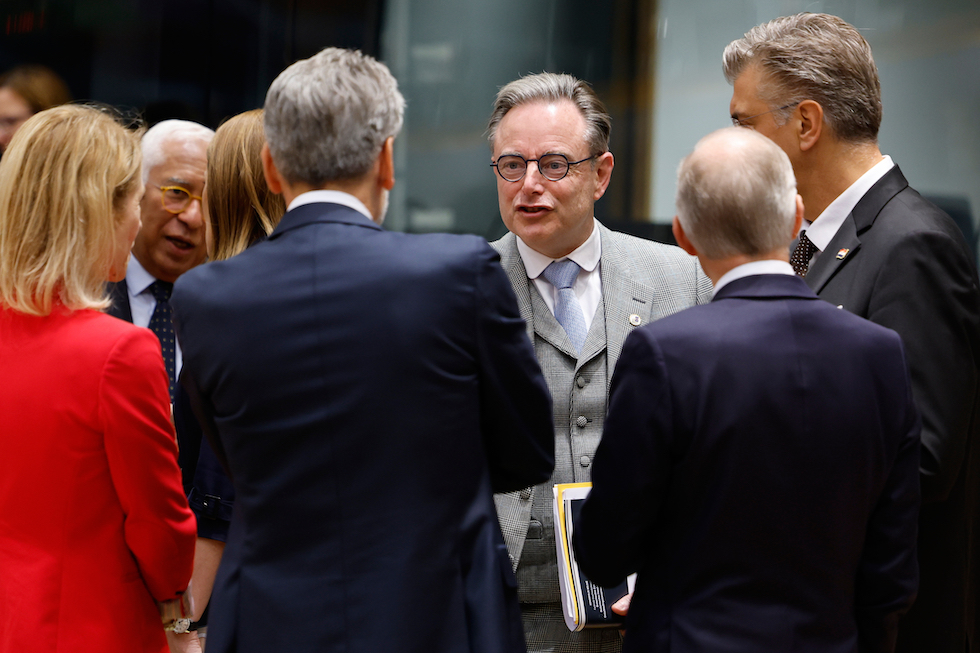 Il primo ministro belga Bart De Wever parla con altri leader europei, ottobre 2025 