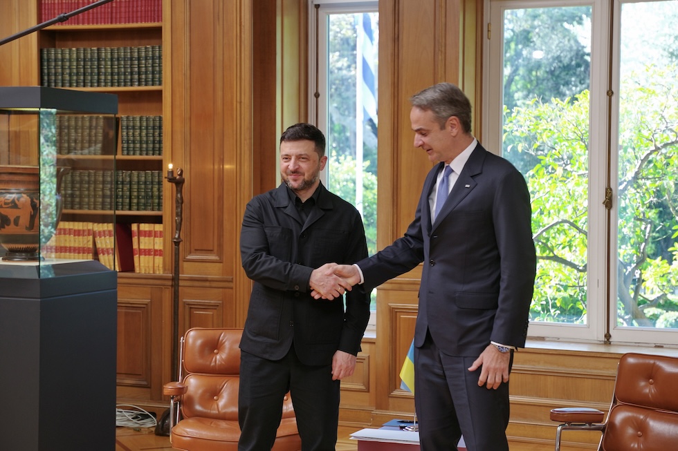 Il presidente ucraino Volodymyr Zelensky col primo ministro greco Kyriakos Mitsotakis 