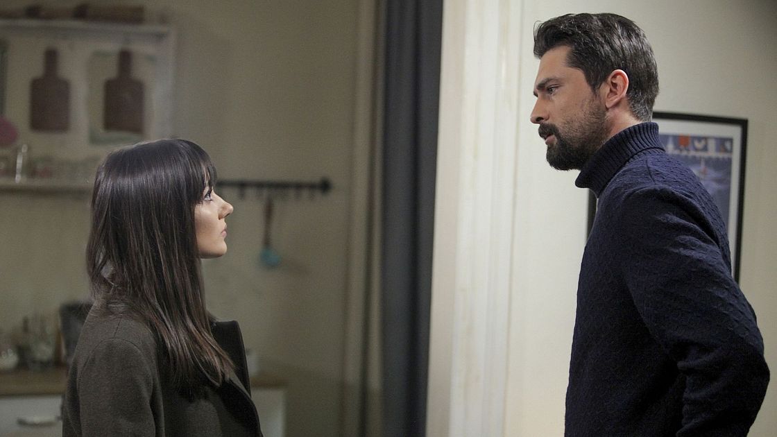 Sevda Erginci (Zeynep Yilmaz) e Onur Tuna (Alihan Tasdemir) in una scena di Forbidden Fruit 2
