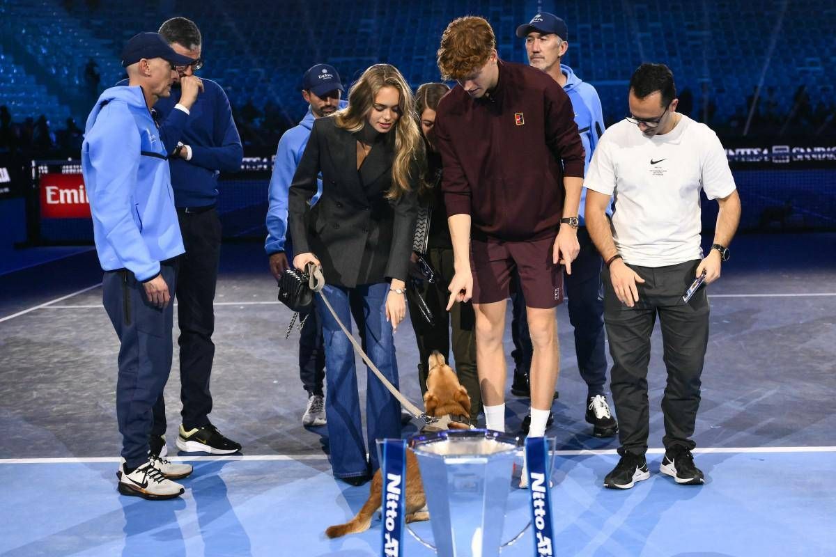 Sinner, festa con Laila Hasanovic e il cane Snoopy dopo vittoria Atp Finals