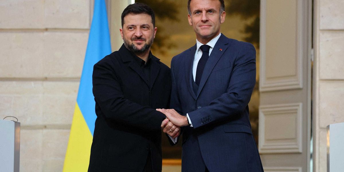 Con i soldi che gli abbiamo regalato Zelensky fa fare gli affari a Macron