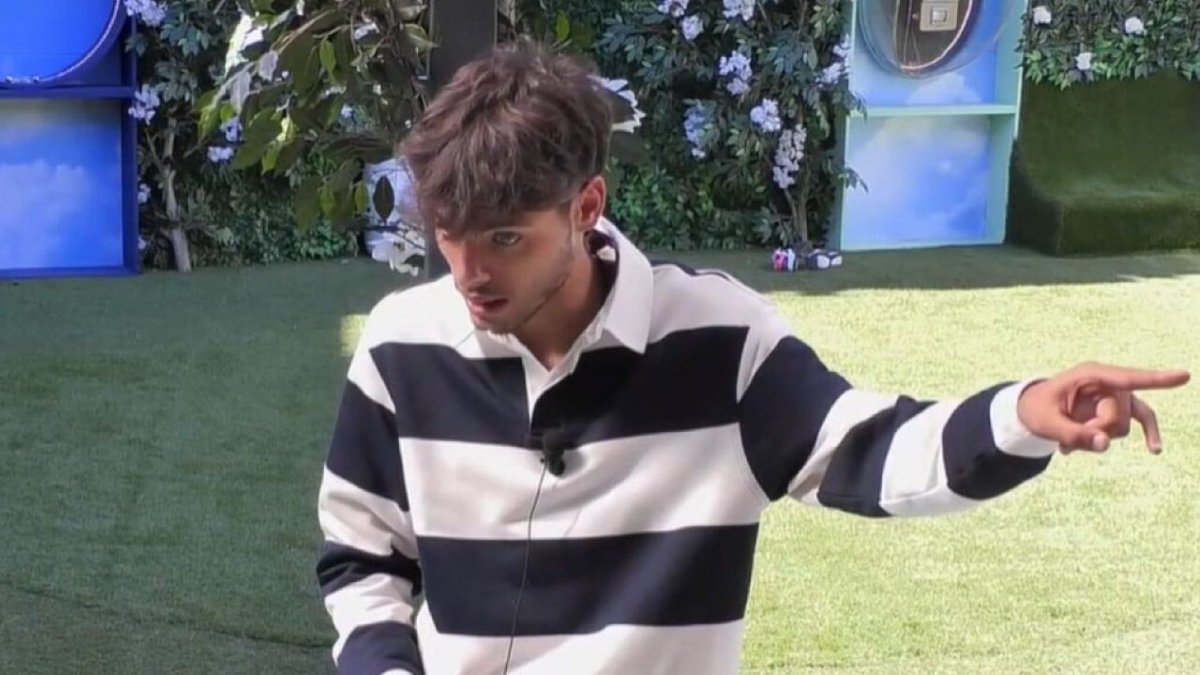 Grande Fratello, Simone finge di scusarsi con Rasha ma rincara la dose: "Se esco, lei se magna tutti"