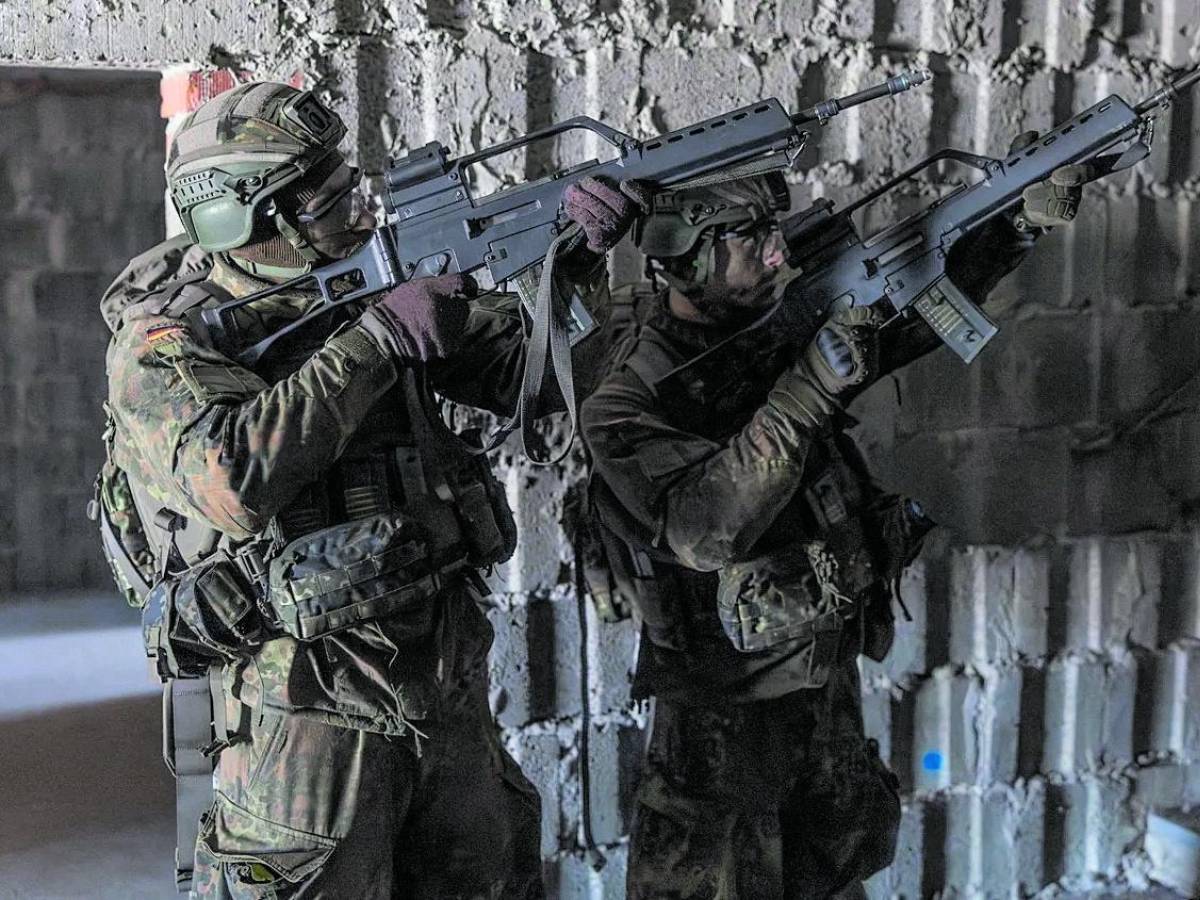 Soldati in strada e tiratori scelti sui tetti. A Berlino si simulano manovre di guerra