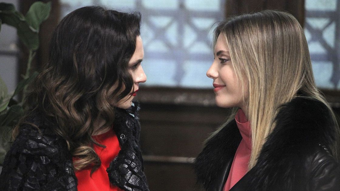 Sevval Sam (Ender Tasdemir) e Eda Ece (Yildiz Argun) in una scena di Forbidden Fruit 2