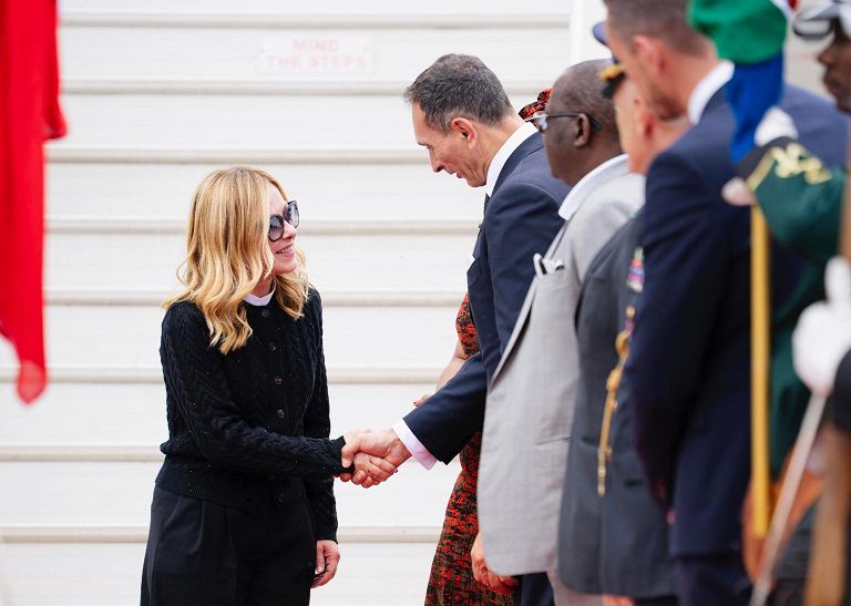 La presidente del Consiglio Giorgia Meloni atterrata a Johannesburg, dove domani e domenica parteciperà al summit dei leader del G20, 21 novembre 2025