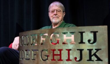 La soluzione dell'enigma di una scultura nel cortile della CIA è stata venduta all'asta per quasi un milione di dollari