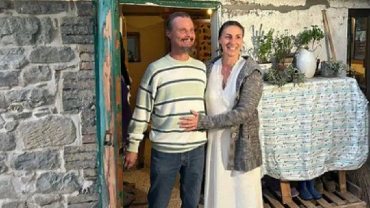 Nathan Trevallion e Catherine Birmingham, genitori dei 3 bimbi allontanati perché secondo il Tribunale era stato leso loro il diritto alle relazioni dopo la scelta di vivere nel bosco