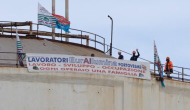 Da dieci giorni un gruppo di operai protesta su questo silo alto 40 metri