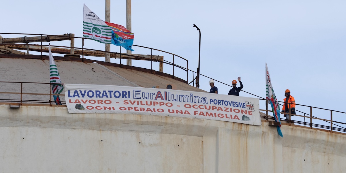 Da dieci giorni un gruppo di operai protesta su questo silo alto 40 metri