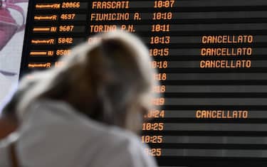 Il tabellone della stazione Termini con alcuni treni cancellati, Roma, 22 settembre 2025. Alcuni treni regionali cancellati e ritardi fino a 80 minuti stamattina a Roma nel giorno dello sciopero generale indetto in solidarieta  alla popolazione di Gaza.  ANSA/ETTORE FERRARI

