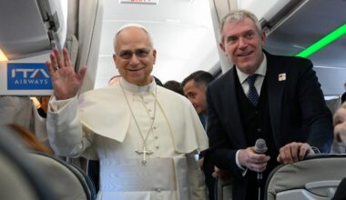 Il Papa in aereo verso la Türkiye: “Questo viaggio è un messaggio di unità. Promuoviamo la pace”