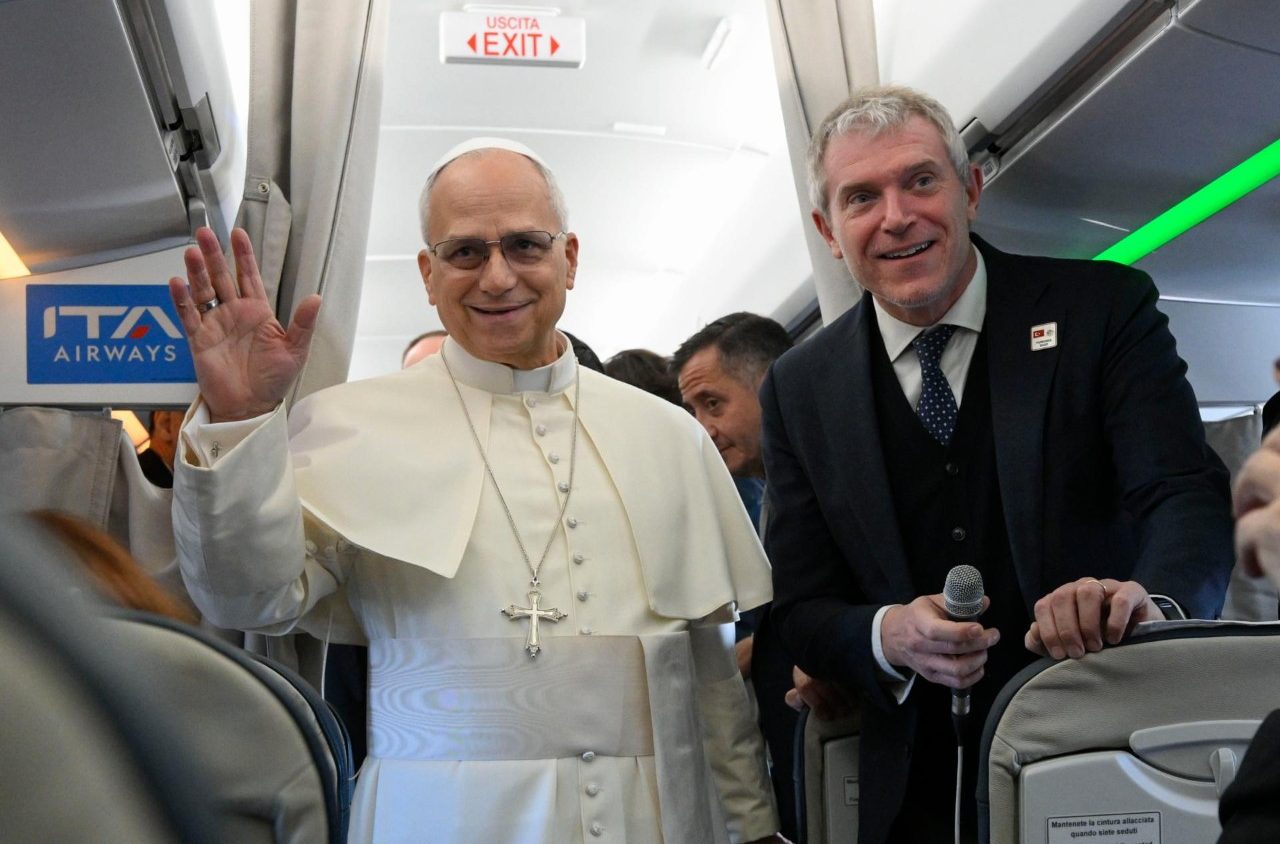 Il Papa in aereo verso la Türkiye: “Questo viaggio è un messaggio di unità. Promuoviamo la pace”