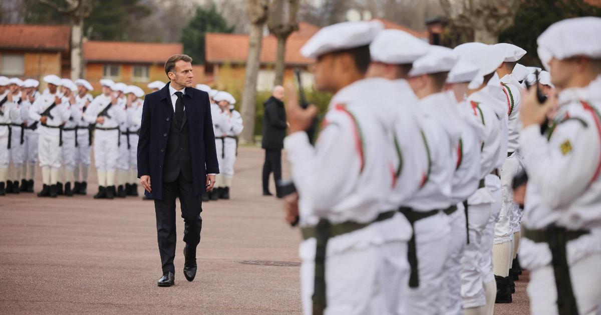 Macron presenta il nuovo servizio militare volontario: "Mobilitazione per difenderci"
