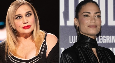 Elodie strappa il telefono del giornalista, Lory del Santo: «Se ti vesti in un certo modo, ti faranno certe foto». È polemica