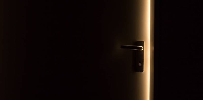 Chiudere la porta per eliminar la luce
