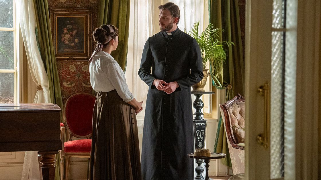 Maria e Padre Samuel in una scena de La Promessa