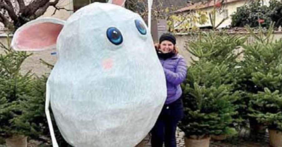 Una scultura nel Natale brissinese: alta due metri - tre con il palloncino dà un volto reale a Oops - Bressanone