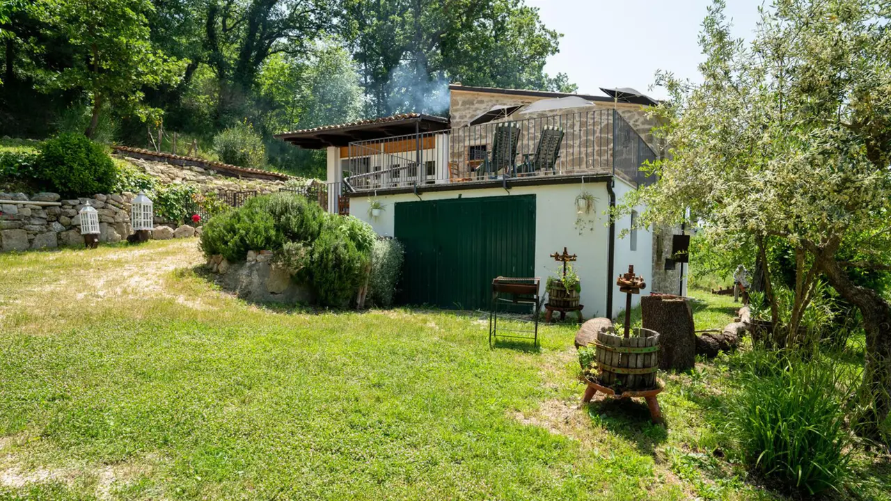 Una veduta esterna del casolare nel bosco, a Palmoli, offerto gratuitamente per un periodo da un ristoratore di Ortona, originario del paese, 29 novembre 2025 (Ansa)