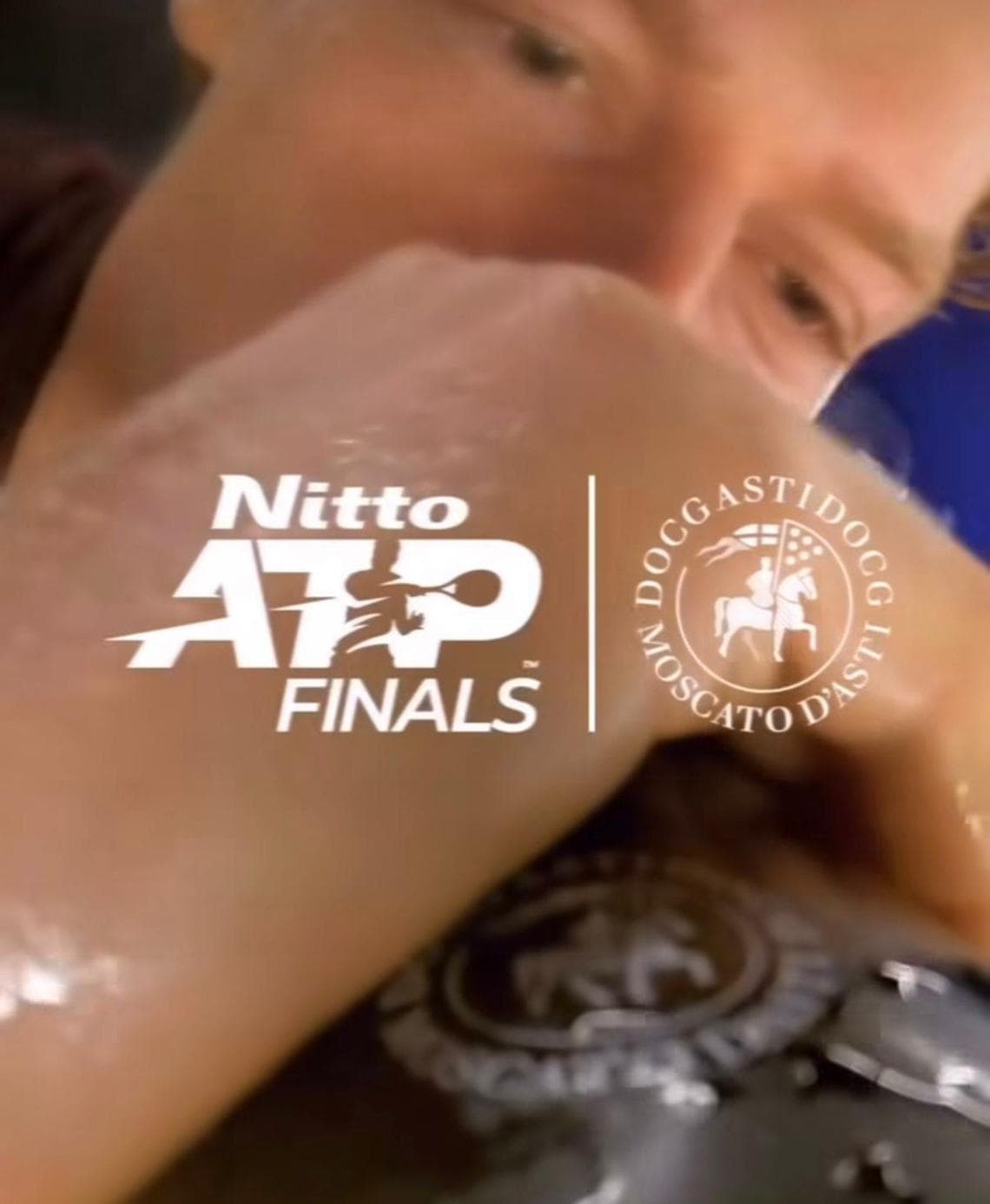 Un dettaglio di Sinner con la bottiglia dell'Asti (foto @Atp)