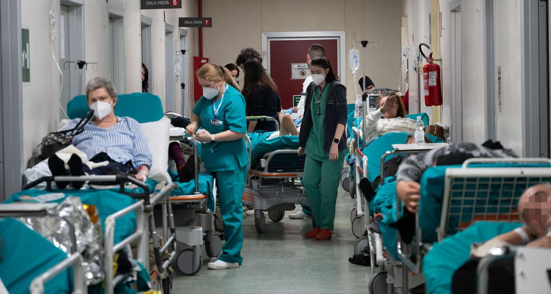 Influenza e Covid, negli ospedali scatta il piano anti-affollamento